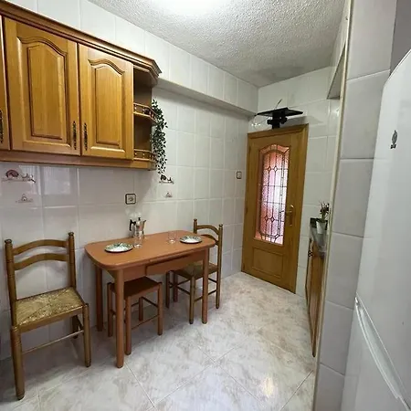 Oviedo. Apartamento Sencillo, Luminoso Y Acogedor. شقة *