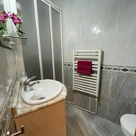 Oviedo. Apartamento Sencillo, Luminoso Y Acogedor. * اوفيدو