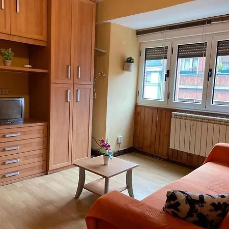 Oviedo. Apartamento Sencillo, Luminoso Y Acogedor. شقة