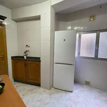 Oviedo. Apartamento Sencillo, Luminoso Y Acogedor. شقة *